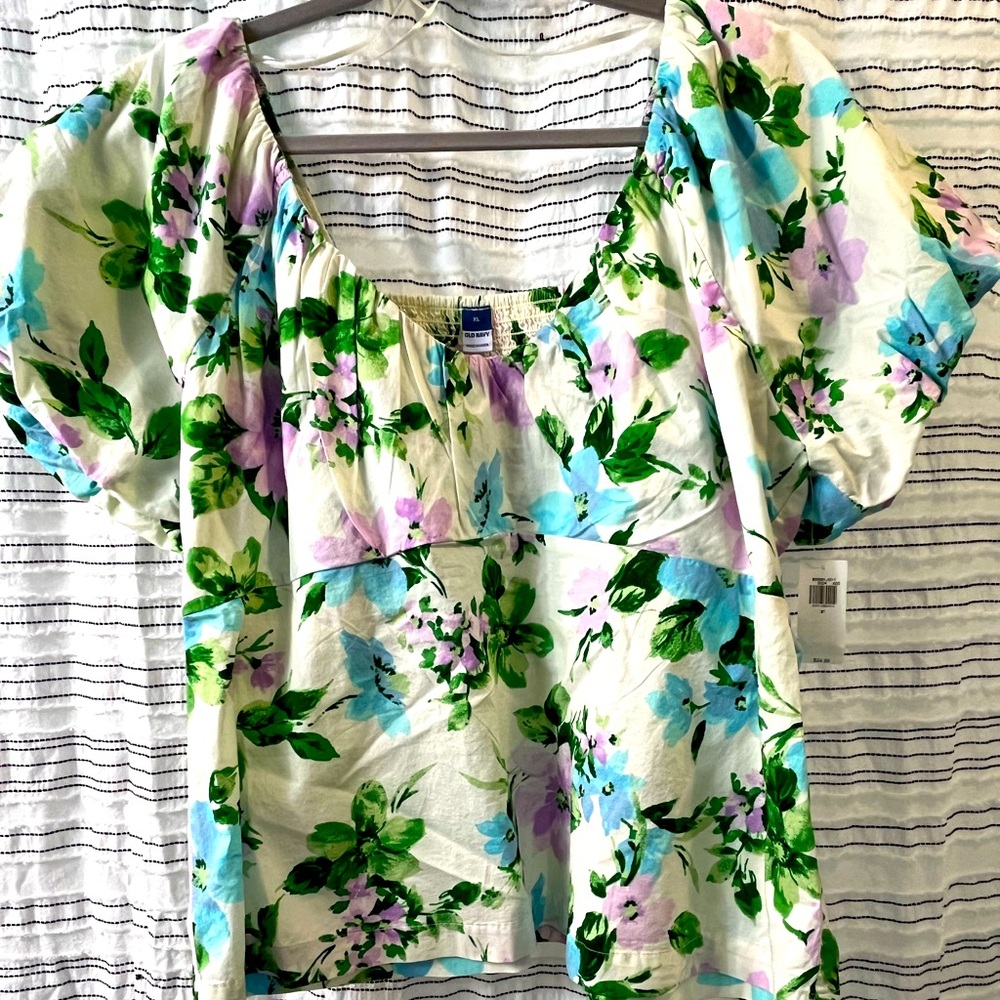 Puff sleeved top